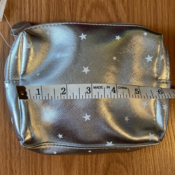 ❤️ First Aid Beauty Silver and White Stars Pouch NWOT - Picture 6 of 6